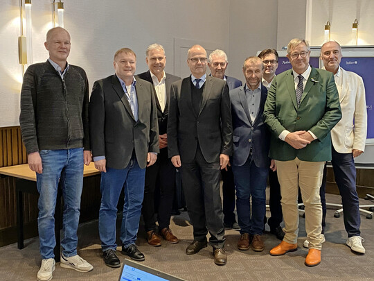 Mitglieder des BVEi-Vorstands mit Agrarminister Schwarz und dem BVEi-Geschftsfhrer auf der BVEi-Mitgliederversammlung 2025 in Lbeck, v. l.: Ingo Harsmann, Peter Klindworth, Hartmut Lohse, Landeslandwirtschaftsminister Werner Schwarz, Eckard Thale, Robert Schmack, BVEi-Geschftsfhrer Wolfgang Schleicher, BVEi-Vorsitzender Hans-Peter Goldnick und Hermann-Josef Hennes.