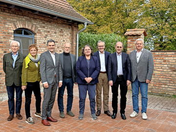 Tagung 10 Jahre IG Bio-Initiative e. V.  Moderator und Referenten, v. l.: Dr. Reinhard Kaeppel, Vorsitzender IG Bio-Initiative e.V.; Silvia Ey, Geschftsfhrerin Geflgelwirtschaftsverband Mecklenburg-Vorpommern e. V.; Alexander Hissting, Geschftsfhrer VLOG e. V.; Friedrich Behrens, EZ Frstenhof; Margit M. Beck, MEG  Marktinfo Eier und Geflgel; Dietmar Tepe, Geschftsfhrer KAT e.V.; Caspar von der Crone, Vorstand IG Bio-Initiative e.V.; Dr. Kai-Uwe Kachel, Landwirtschaftsministerium Mecklenburg-Vorpommern.