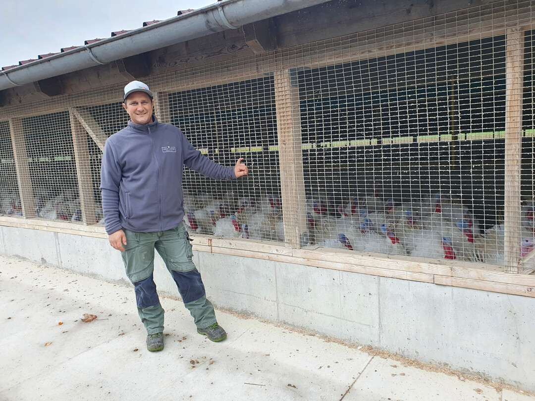 Ernst Linder vor seinen Jalousienställen. Im Jahr 2021 baute er an den ersten seiner Mastställe den Wintergarten an.