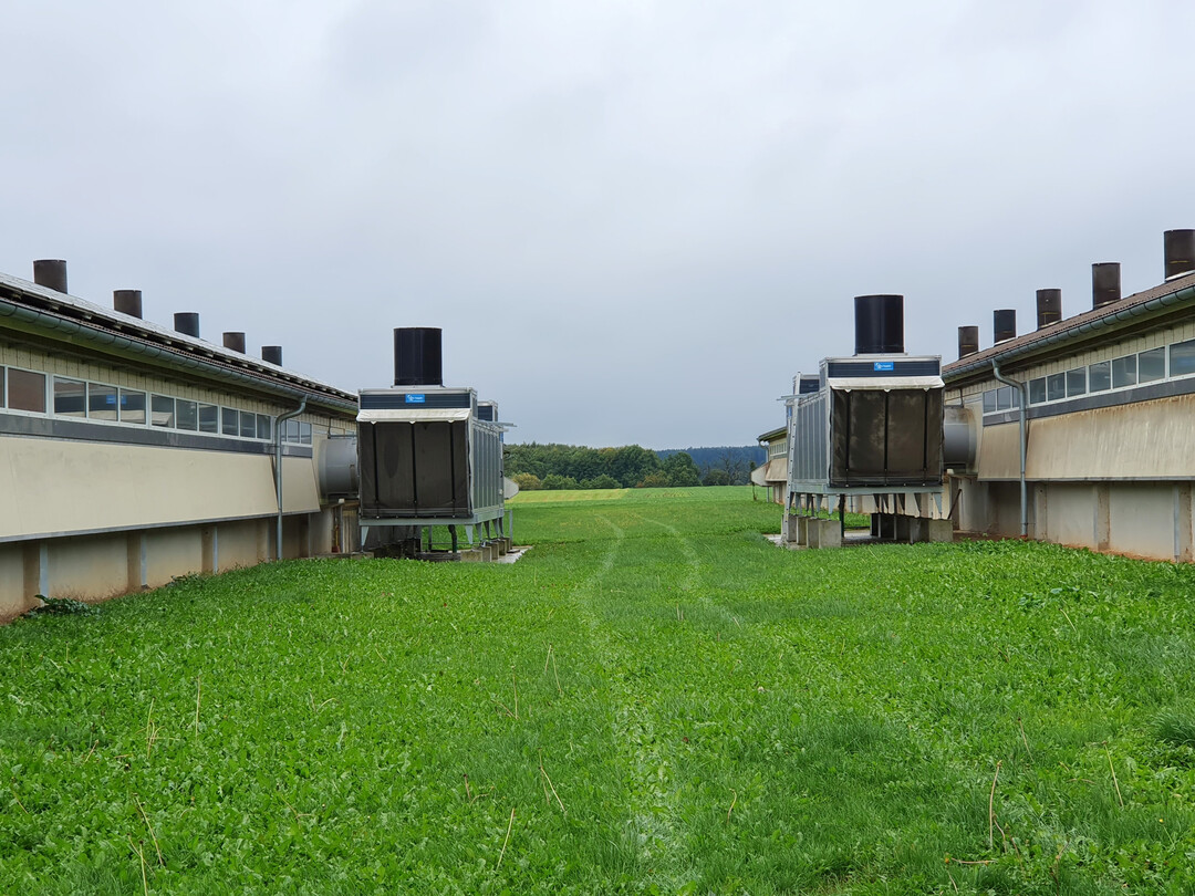 Die beiden Wärmetauscher sorgen für ein angenehmes Klima in den beiden Aufzuchtställen.