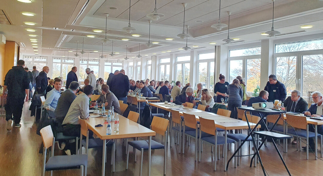 Der Saal in Denkendorf war gut gefüllt. Über 80 Mitglieder nahmen an der Versammlung teil.