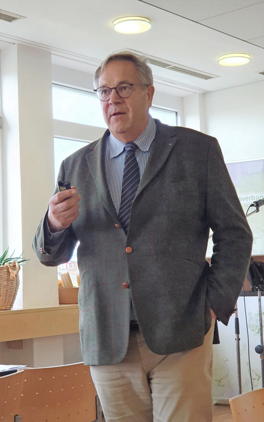 Hans-Peter Goldnick forderte eine Neuausrichtung der politischen Schwerpunkte. Nachhaltigkeit bleibe wichtig, müsse aber im Zusammenspiel von Ökonomie, Ökologie und Sozialem gedacht werden.