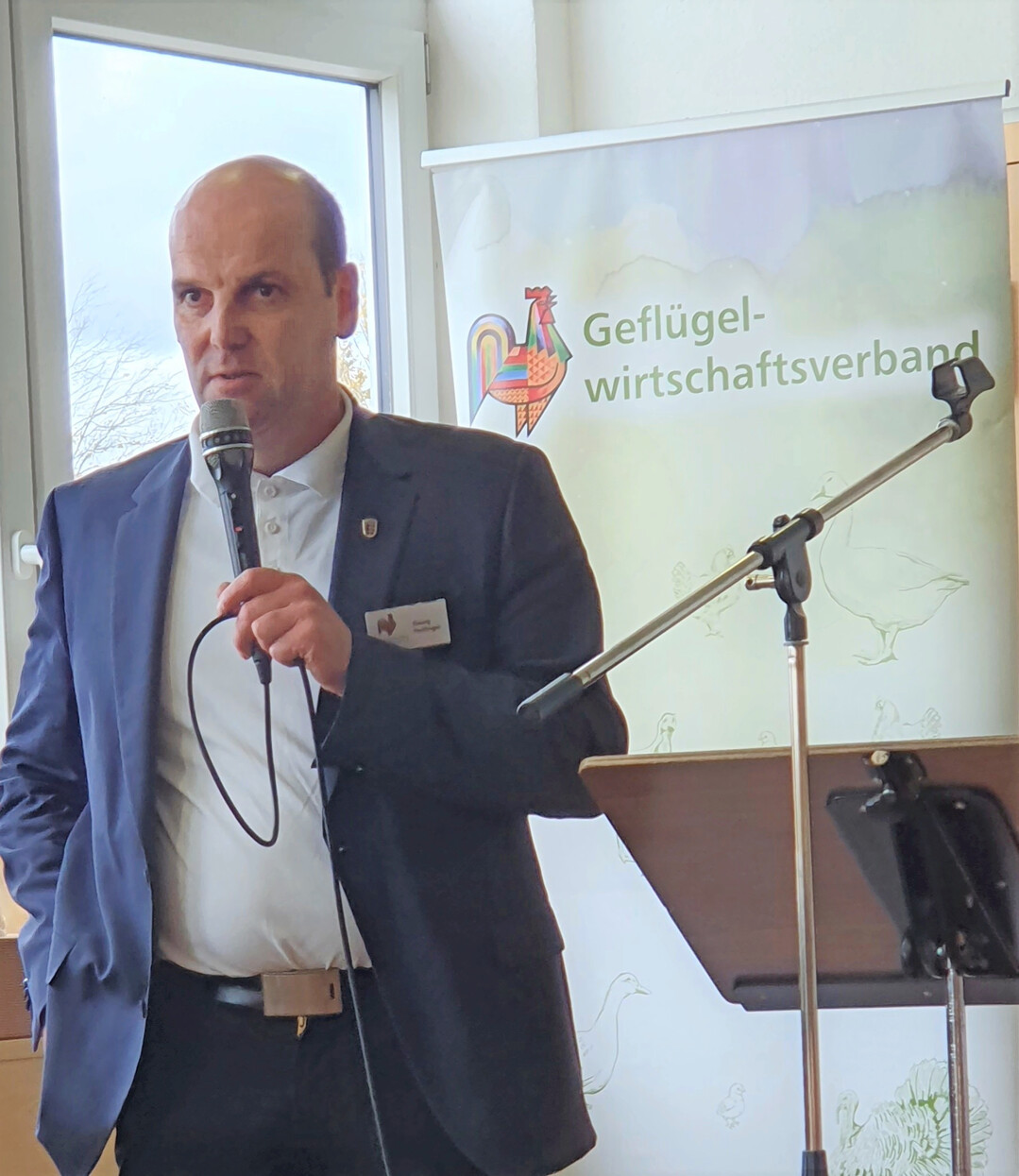 Georg Heitlinger, 1. Vorstandsvorsitzender, beschrieb, dass viele Betriebe angesichts der unklaren politischen Rahmenbedingungen, steigender Auflagen und fehlender Planungssicherheit verunsichert seien. 
