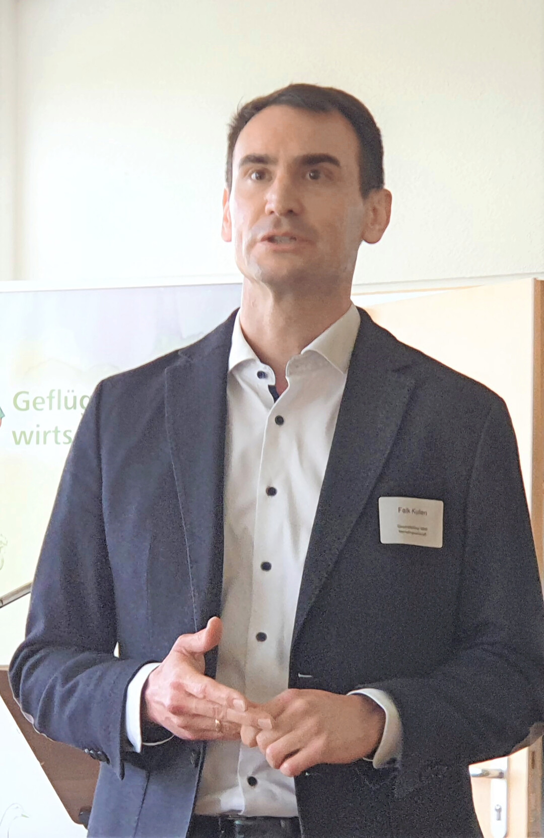 Falk Kullen, Geschäftsführer der MBW Marketinggesellschaft mbH, erörterte die Rolle der MBW im regionalen Qualitätsmarketing und die Möglichkeiten für landwirtschaftliche Betriebe, von den Landesprogrammen zu profitieren.