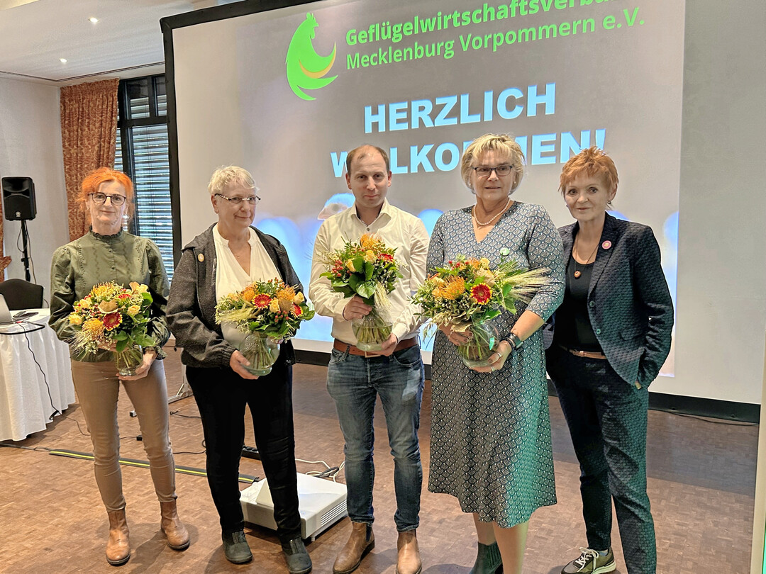 Mitgliederversammlung des Geflügelwirtschaftsverbandes Mecklenburg-Vorpommern am 29. Oktober 2025 in Güstrow: Mitglieder des neuen Vorstands mit der Vorsitzenden und der Geschäftsführerin, v. .l.: Diana Schwarz-Albrecht, Marion Dorn, Alf Remke, Ursula Boldt sowie Silvia Ey. Es fehlt Michaela Gielow. Es fehlen Michaela Gielow und die bereits im vergangenen Jahr bis 2027 gewählten Vorstandsmitglieder Rainer Schmidtfrerick, Thomas Storck, Frank Hempel und Thomas Dasenbrock.