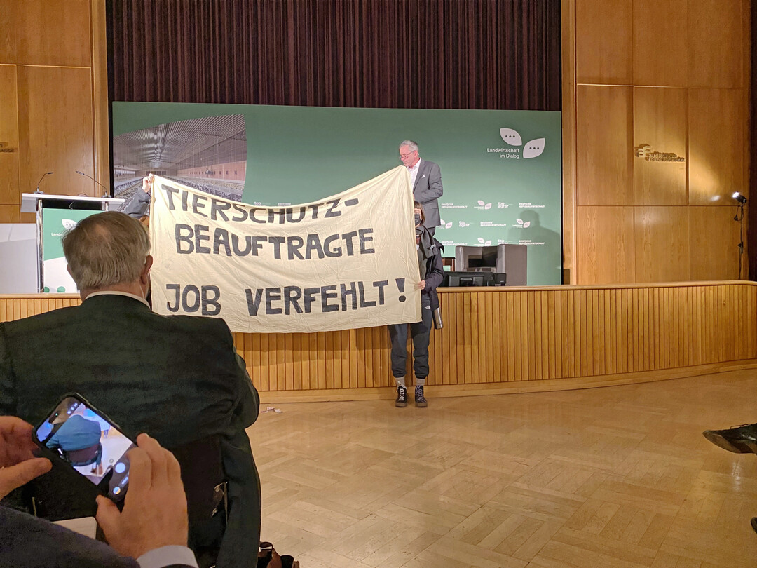 Parolen: ja, Dialog: nein. Aktivisten st�ren die Veranstaltung mehrfach. 