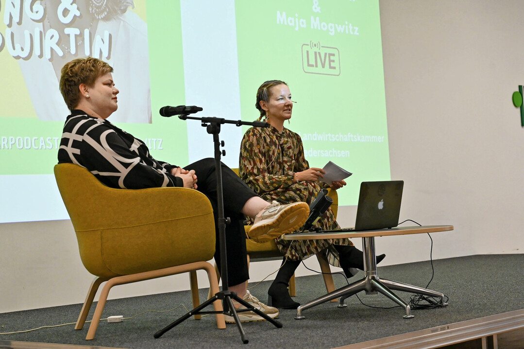 Ein Höhepunkt der Fachtagung zur Rolle von Frauen auf Betrieben war der Live-Agrar-Podcast von Maja Mogwitz mit Gänsehalterin Iris Taphorn (links).