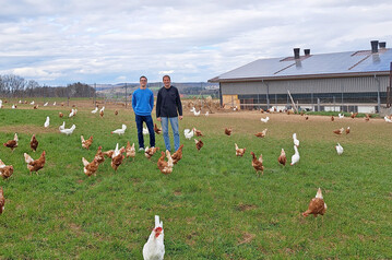 Zwischen Tausenden Hennen behalten Simon und Peter Schnitzler den Überblick. Auf dem Hof „Erdreich“ verbinden sie moderne Haltungssysteme mit handwerklicher Verantwortung.