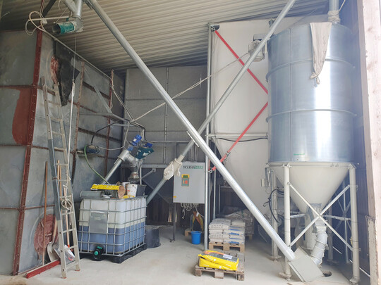 Der hofeigene Weizen und K�rnermais werden in einer Mahl- und Mischanlage aufbereitet.