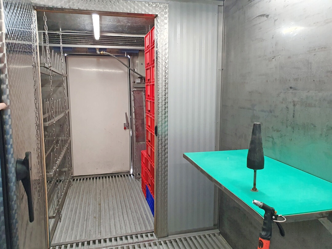Hinter dem Wei�raum, in dem zerlegt, verpackt und etikettiert wird, befindet sich ein kleines K�hlhaus.