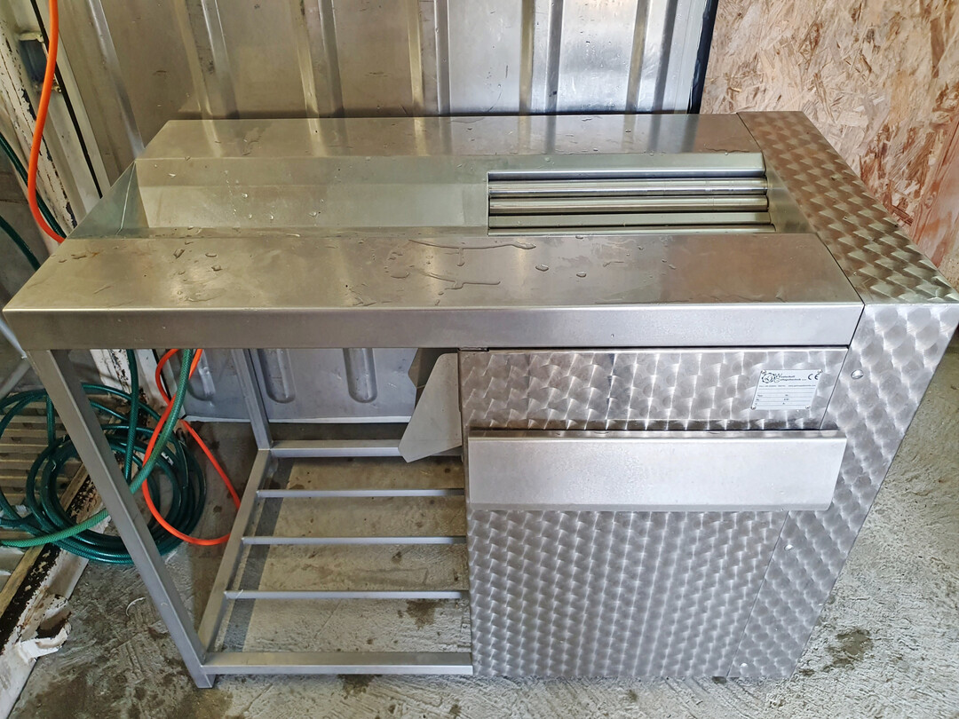 Eine Walzenrupfmaschine sorgt bei Wassergefl�gel f�r einen einfach durchzuf�hrenden, sauberen Rupf.