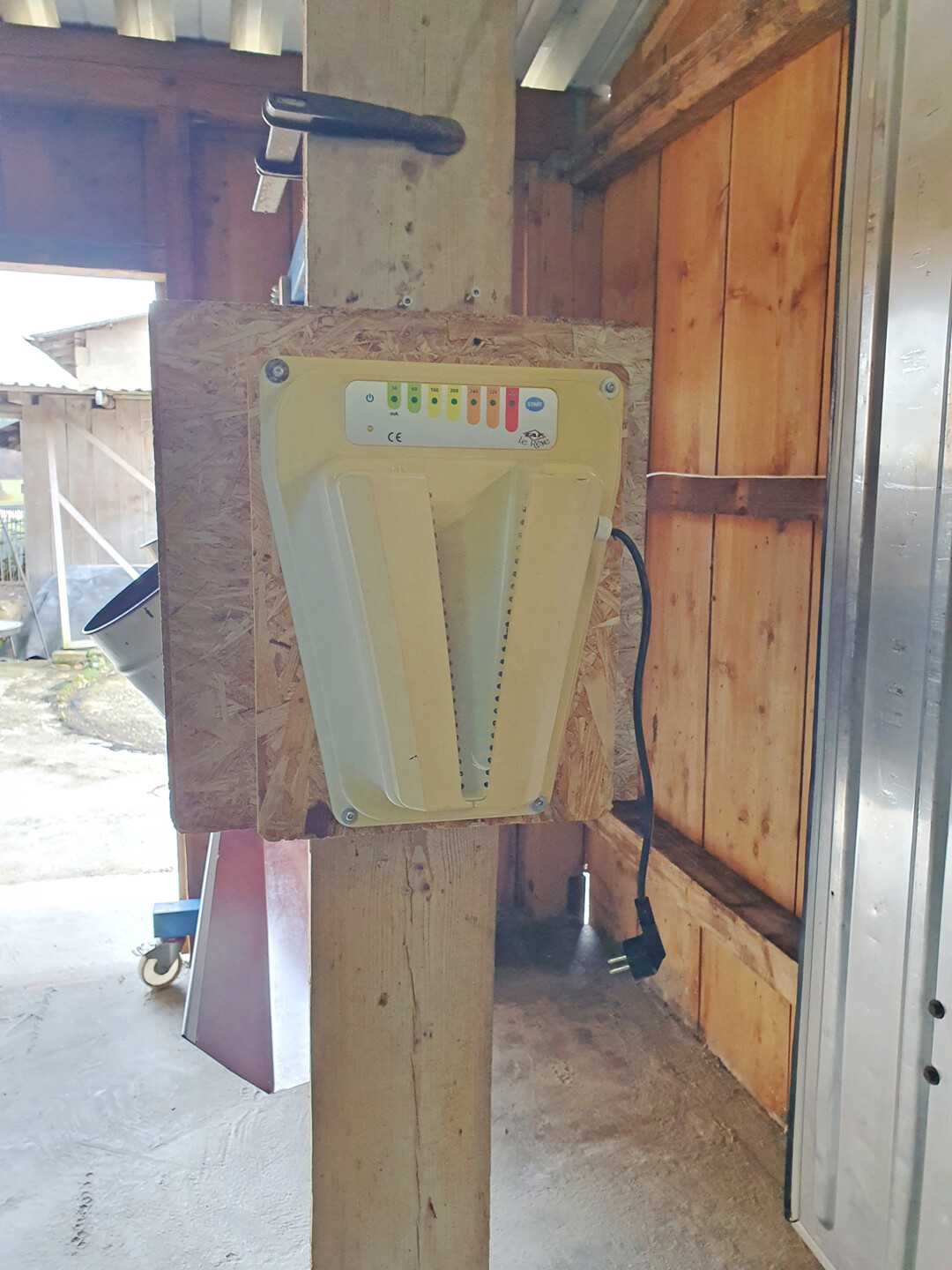 Das elektrische Bet�ubungsger�t misst den Widerstand am Kopf des Tieres und w�hlt die korrekte Stromst�rke zur fachgerechten Bet�ubung aus. 