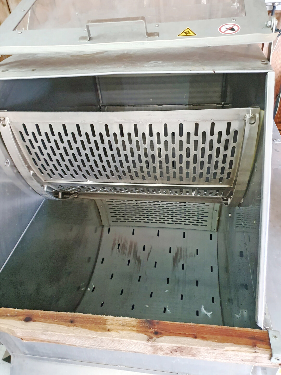 Das geschlachtete Gefl�gel landet im Br�hkessel in hei�em Wasser bei etwa 58 bis 62 �C.
Dies lockert die Federfollikel, damit die Federn anschlie�end maschinell entfernt werden k�nnen, ohne die Haut zu besch�digen.