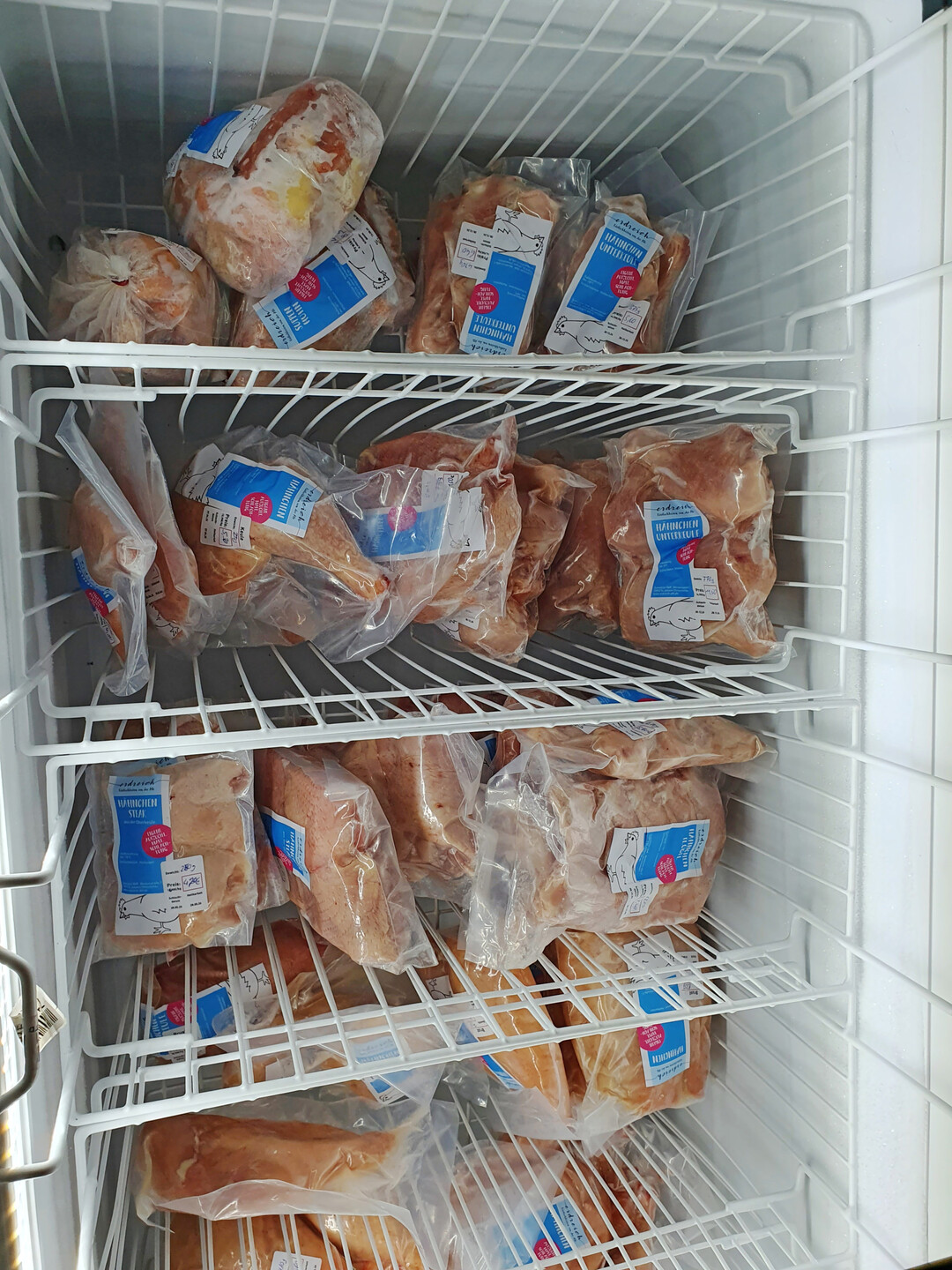 Im Hofladen wird das Gefl�gel als Tiefk�hlware verkauft. 