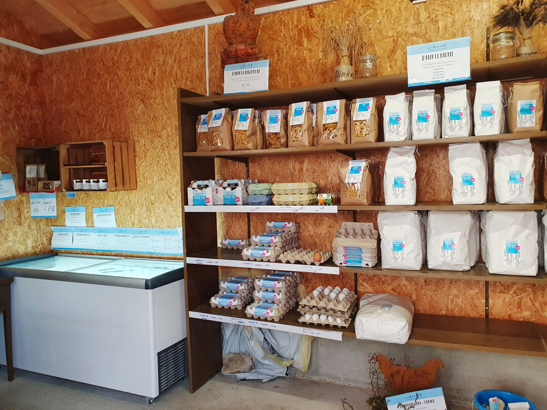 Neben Gefl�gelfleisch und Eiern gibt es auch selbst gemachte Nudeln und verschiedene Mehle zu kaufen. 