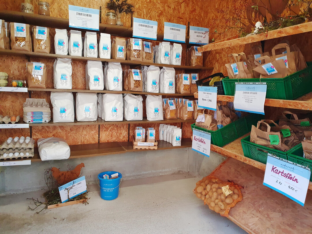 Auch Felderzeugnisse des Hofs wie Kartoffeln, Knoblauch und Zwiebeln werden im �Eierh�usle� vermarktet. 
