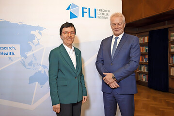 Prof. Dr. Christa Khn, Prsidentin des FLI, und Bundeslandwirtschaftsminister Alois Rainer am 12. November im FLI auf der Insel Riems.
