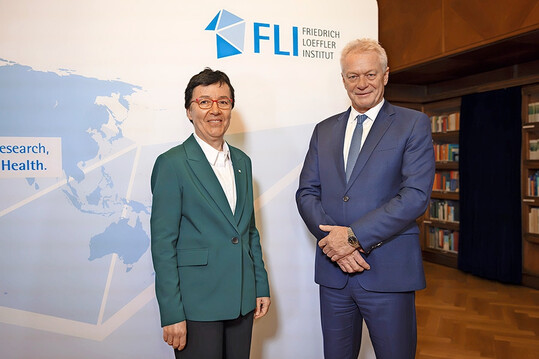 Prof. Dr. Christa K�hn, Pr�sidentin des FLI, und Bundeslandwirtschaftsminister Alois Rainer am 12. November im FLI auf der Insel Riems.