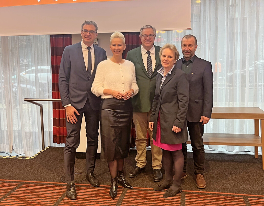 Mitglieder des ZDG-Pr�sidiums mit der Parlamentarischen Staatssekret�rin auf der ZDG-Mitgliederversammlung am 11. November 2025 in Berlin, v. l.: Philipp Beckhove, Silvia Breher, Hans-Peter Goldnick, Bettina Gr�fin von Spee und Robert Schmack.