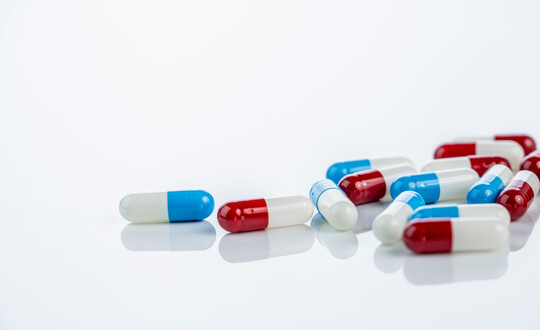 „Sechsmal so viel wie in Schweden“ versus „strikte Regulierung gar nicht praktikabel“ – im Zentrum der Debatte um Antibiotika in Mastbetrieben stehen zwei gegensätzliche Perspektiven.