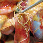 Endoparasiten wie Spulwürmer (Ascaridia) lassen sich über die Kontrolle des Kotbands bei der Entmistung identifizieren. Hier ist Aufmerksamkeit im Stall geboten. Spulwürmer verursachen Probleme wie Darmentzündung bis hin zur Darmverschlingung oder zum Darmverschluss sowie Schalen- und Qualitätsprobleme und schlechte Befiederung.