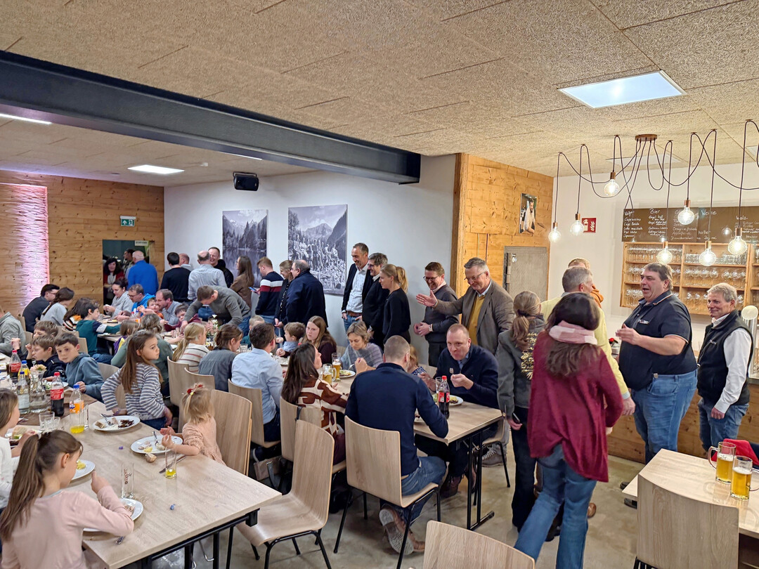 Die Schlange an der Essensausgabe war lang. Dafr sorgten viele Kinder fr eine familire und lockere Stimmung whrend der Wartezeit.