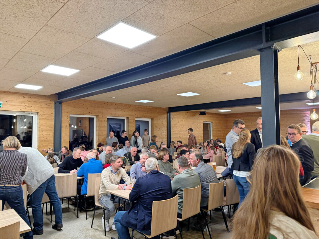 Die Gste fhlten sich sichtlich wohl und unterhielten sich in angenehm ungezwungener Atmosphre.