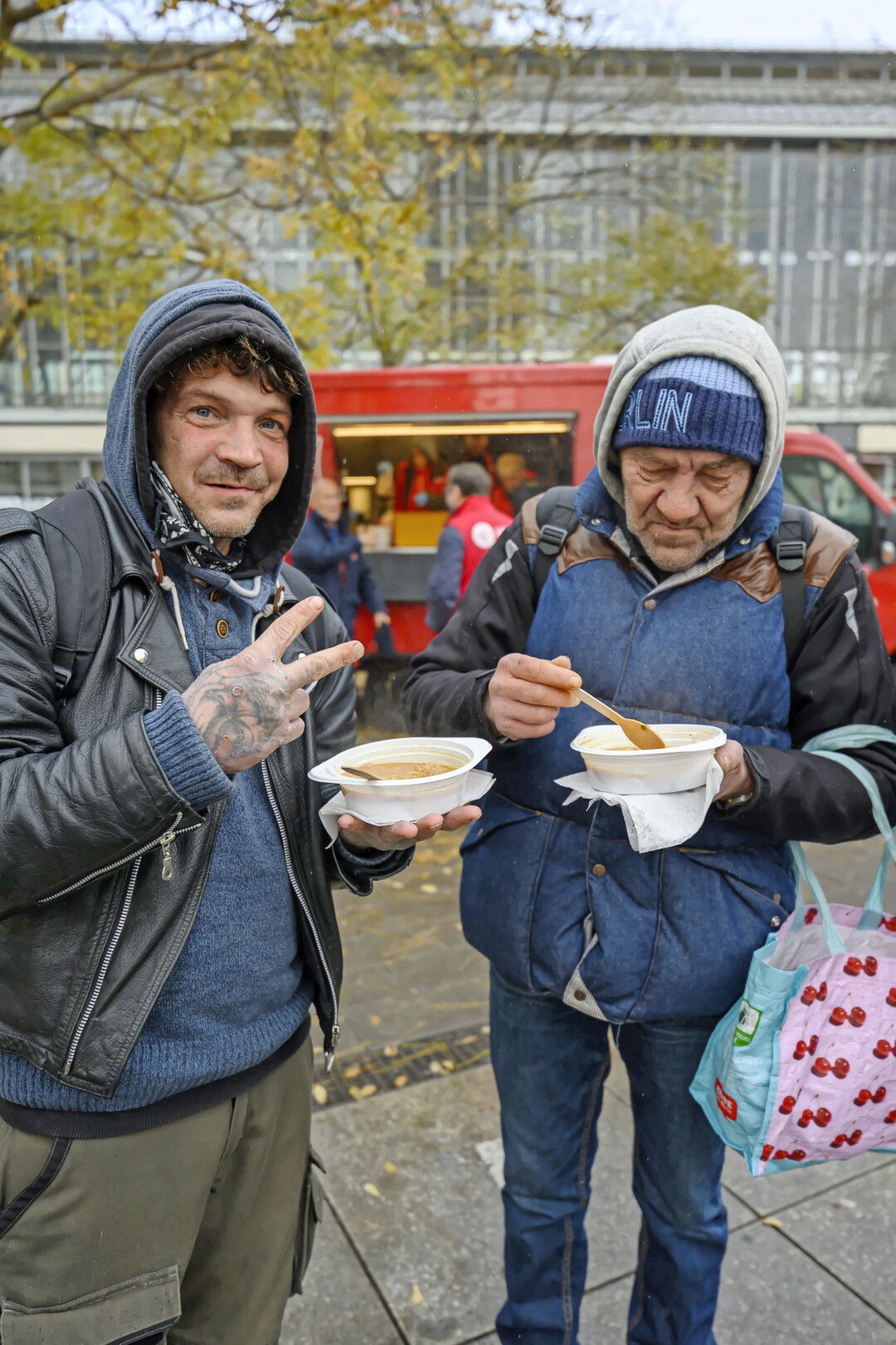 Zwei Gste genieen eine warme Mahlzeit  ganz im Sinne von Thanksgiving, dem Fest der Dankbarkeit und des Teilens.