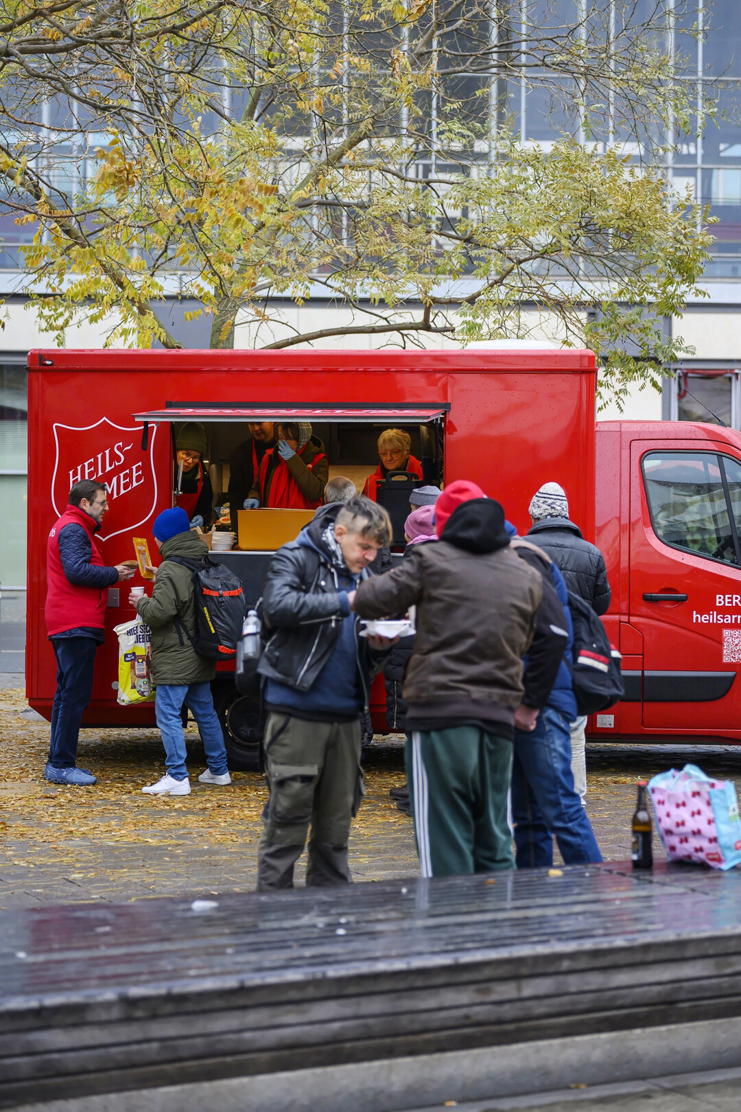 Die Berliner Heilsarmee untersttzte tatkrftig bei der Essensausgabe.