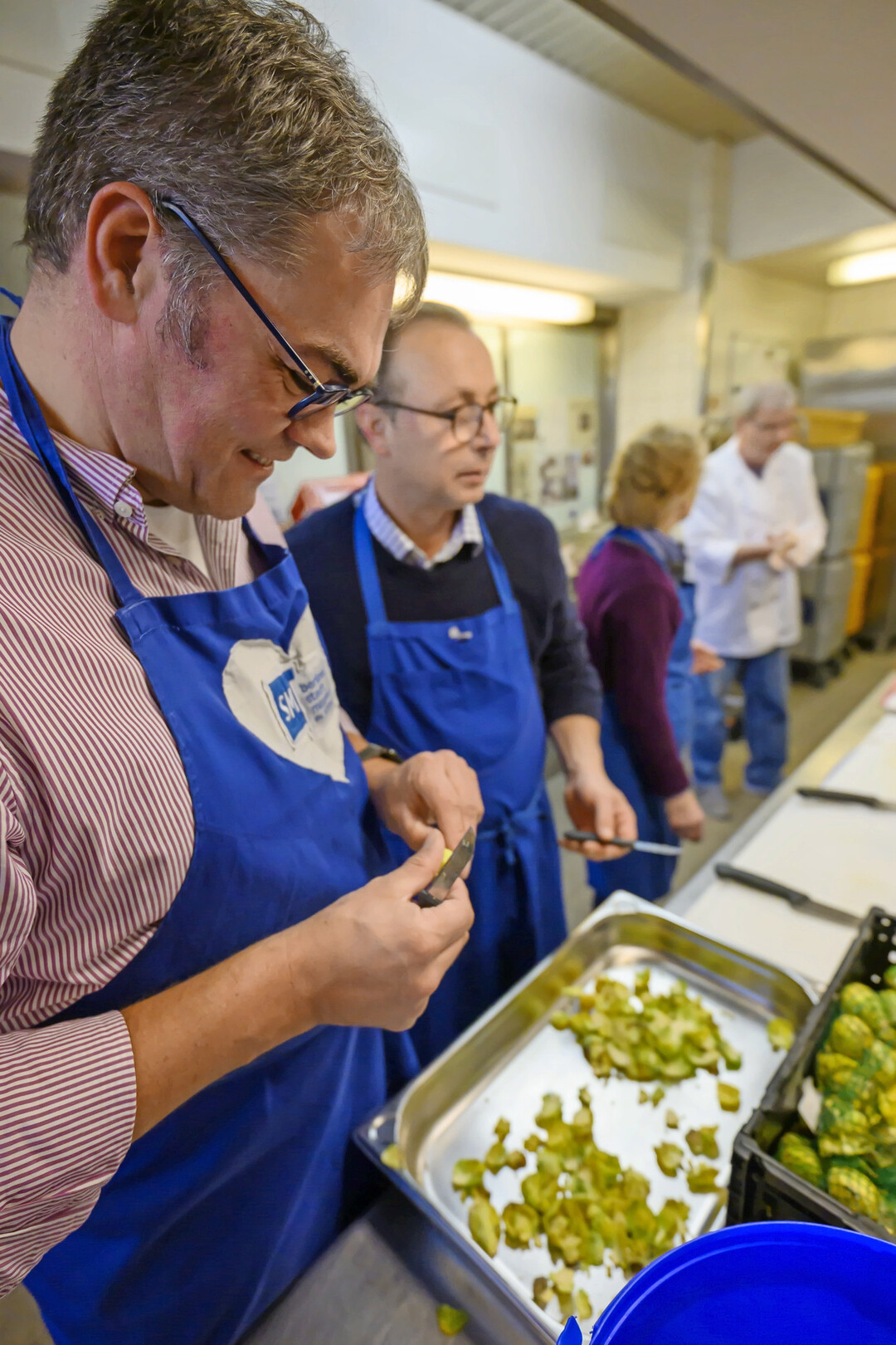 Der Vorstand des VDP half in der Kche der Berliner Stadtmission.