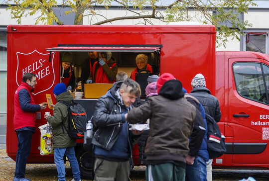 Heilsarmee und VDP verteilen warme Putenmahlzeiten. Eine Aktion, die den Thanksgiving-Gedanken des Teilens aufgreift.