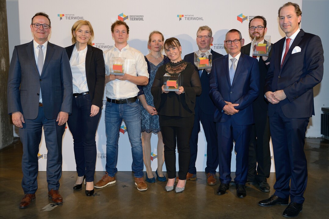 Die Initiative Tierwohl hat am 8.4.2019 erstmalig innovative Ideen und Projekte rund um die Schweine- und Geflgelhaltung mit dem Innovationspreis Tierwohl ausgezeichnet. Gekrt wurden vier Landwirte und zwei wissenschaftliche Projekte, die den Zuschlag fr eine finanzielle Frderung erhielten. 