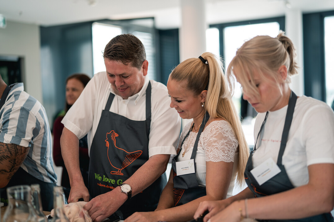 Gemeinsam grillen und Einsichten in verschiedene Welten schaffen: Thomas Storck, Vorsitzender des Verbandes deutscher Putenerzeuger, mit zwei Foodbloggerinnen.