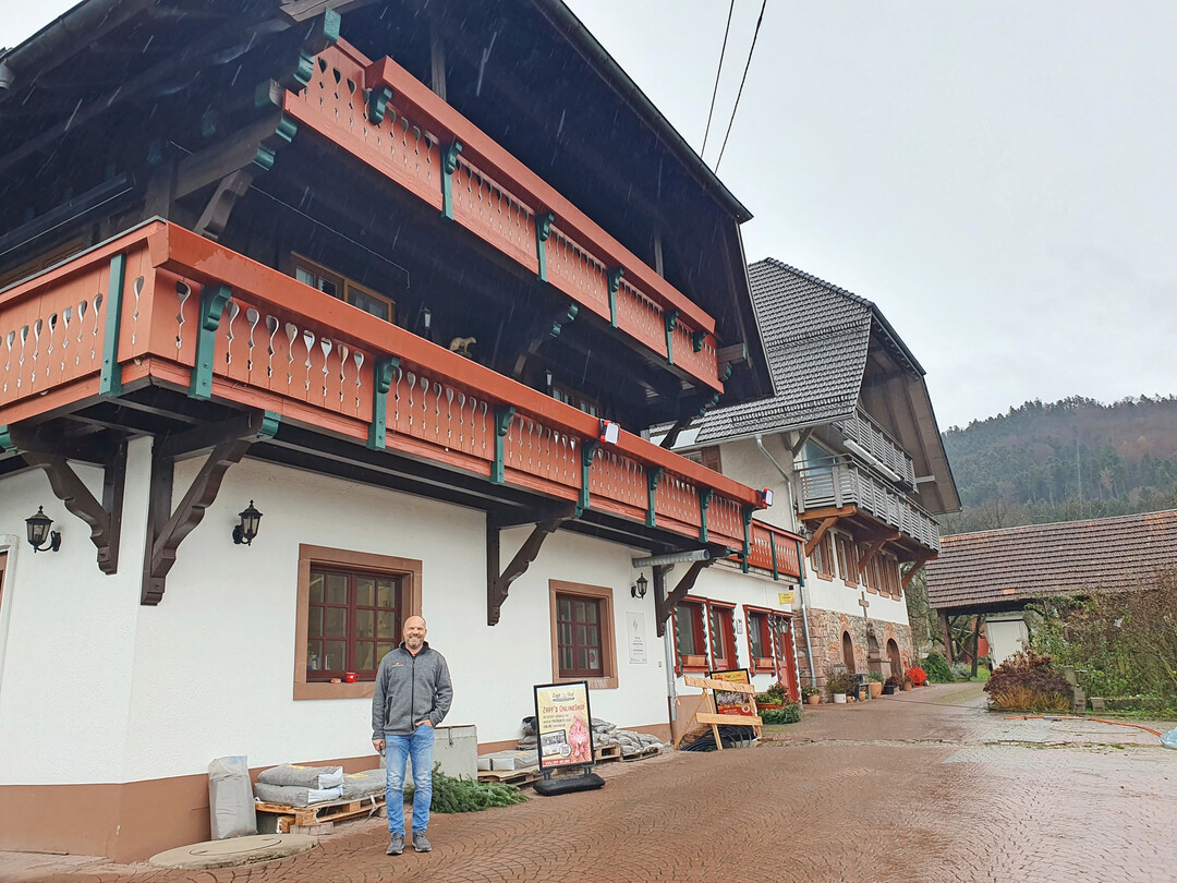 Martin Zapf vor seinem Betrieb im Schwarzwald.