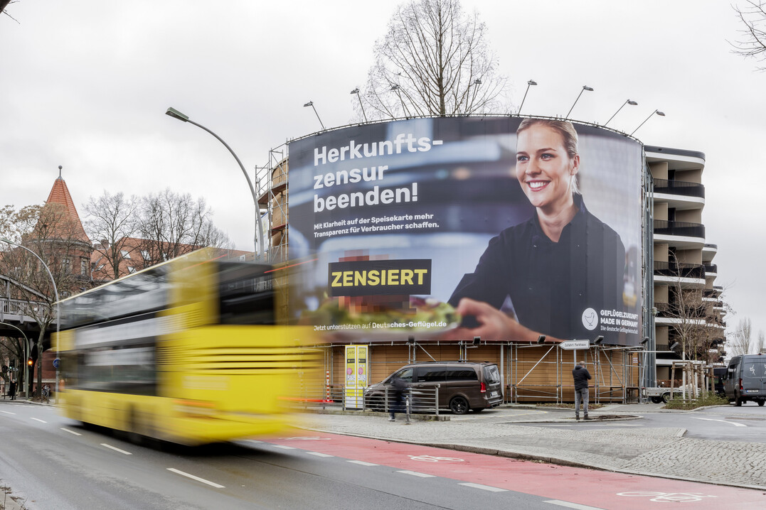 Die Kampagne „Herkunftszensur beenden!“ kombiniert Außenwerbung, Online-Banner und Social Media mit Zeitungsanzeigen sowie Text- und Videobeiträgen auf den Kanälen der Geflügelwirtschaft.