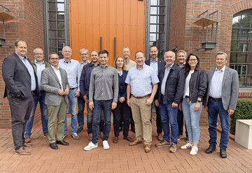 Die Grndungsmitglieder des Frderkreises STANGE e.V. versammelten sich auf dem Gelnde der Big Dutchman AG in Vechta-Calveslage, um die neue Initiative zur Frderung der Geflgelforschung an der Hochschule Osnabrck vorzustellen.