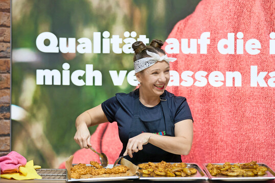 Besonders beliebt auf der Grünen Woche sind die Kochkurse für Kinder mit Kinderkochbuchautorin Heike Güßbacher.