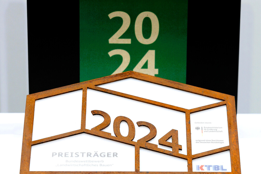 Stallplakette des Bundeswettbewerbs  Landwirtschaftliches Bauen des KTBL von 2024.