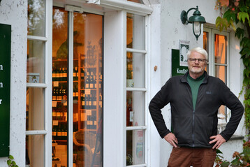 Friedrich Haver-Rassfeld vom Meierhof bei G�tersloh: Auf dem Meierhof dreht sich alles um Gefl�gel � haupts�chlich um Puten. Hauptsaison im Hofladen ist Weihnachten. 