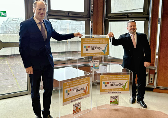 Pressekonferenz der ITW am 15. Januar in Berlin: Die Gesch�ftsf�hrer Dr. Alexander Hinrichs (l.) und Robert R�mer pr�sentieren die neuen Siegel (unten) der ITW-Programme der HF-Stufen 3 und 4.