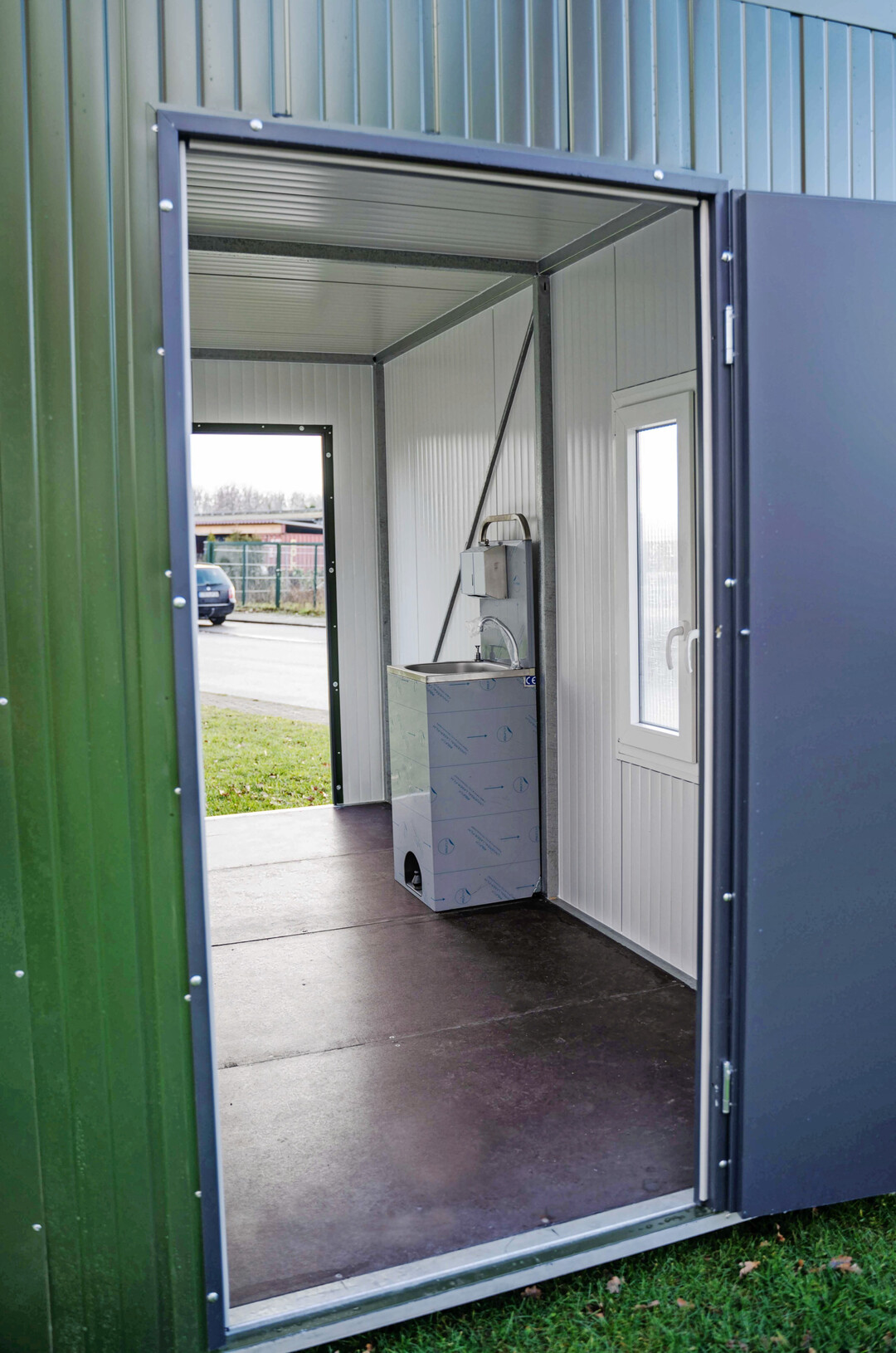 L�sung aus der Praxis f�r eine Hygieneschleuse f�r Mobilst�lle von Mobilstallherstellern.