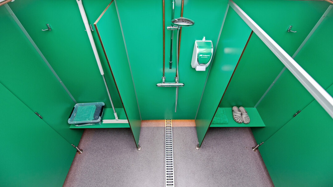 Hygieneschleuse mit Duschm�glichkeit.