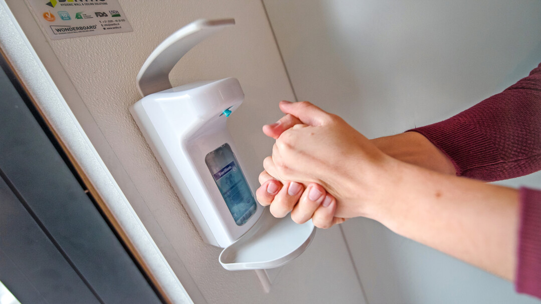 H�ndedesinfektion nach dem H�ndewaschen ist ein wirksames Mittel, um Infektionsketten zu unterbrechen.