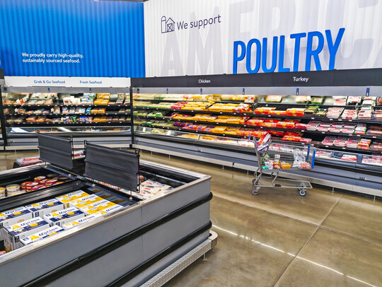 Eier- und Gefl�gelfleischregale in einem Walmart in den USA. Grundnahrungsmittel sind in den USA zum Teil preiswerter als bei uns, Convenience-Produkte teurer.