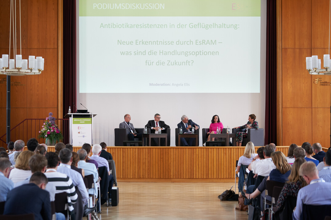 Podiumsdiskussion zum EsRAM-Symposium, v.l.: Prof. Dr. Karsten Nöckler, Bundesinstitut für Risikobewertung, Prof. Dr. Uwe Rösler, Wissenschaftlicher Leiter EsRAM, Freie Universität Berlin, ZDG-Präsident Friedrich-Otto Ripke, Gitta Connemann, MdB, stellvertretende Vorsitzende der CDU/CSU-Bundestagsfraktion