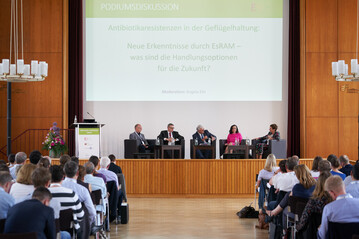 Podiumsdiskussion zum EsRAM-Symposium, v.l.: Prof. Dr. Karsten Nckler, Bundesinstitut fr Risikobewertung, Prof. Dr. Uwe Rsler, Wissenschaftlicher Leiter EsRAM, Freie Universitt Berlin, ZDG-Prsident Friedrich-Otto Ripke, Gitta Connemann, MdB, stellvertretende Vorsitzende der CDU/CSU-Bundestagsfraktion