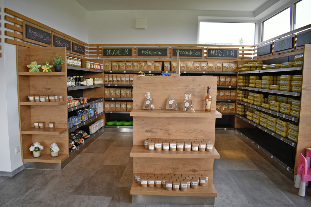 Der 300 m
<sup>2</sup>
 gro�e Hofladen ist klar strukturiert und vollst�ndig auf Selbstbedienung ausgelegt. Ge�ffnet ist t�glich von 8 bis 21 Uhr.