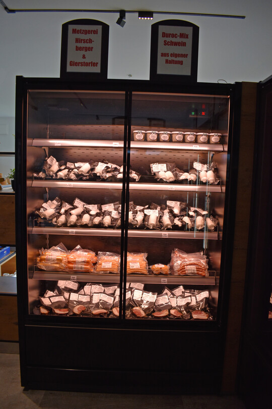 Gefl�gel, Wild und weitere Fleischwaren stammen �berwiegend aus eigener Tierhaltung und werden direkt �ber den Hofladen vermarktet.