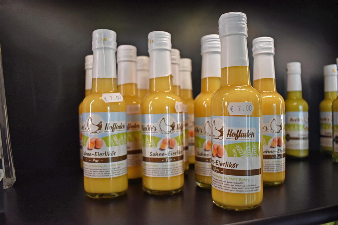 Neben klassischen Hofprodukten werden auch veredelte Erzeugnisse wie Eierlik�r angeboten.