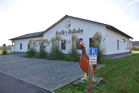 Der neu gebaute Hofladen �MarOle�s Hofladen� mit Selbstbedienung und Hofcaf� ist das Zentrum der Direktvermarktung: Hier werden Eier, Fleisch und verarbeitete Produkte aus eigener Erzeugung verkauft. 